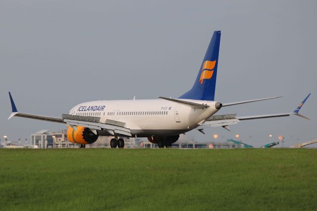 Boeing 737 MAX 8 (TF-ICY) - A brand new Icelandair Boeing 737 Max-8 (ICE837) landing on RWY 6L on its’ inaugural flight to Cleveland from Keflavik Intl (KEF/BIKF) on 16 May 2018.