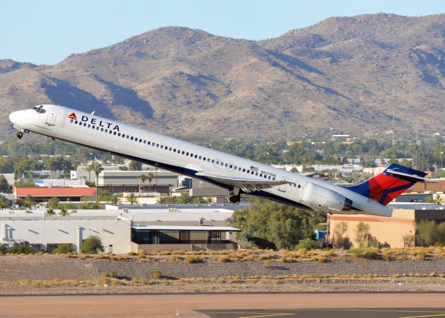 McDonnell Douglas MD-90 (N937DN)