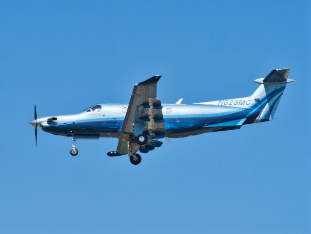 Pilatus PC-12 (N625MC) - Landing at Kent County International Airport, Seattle, WA.