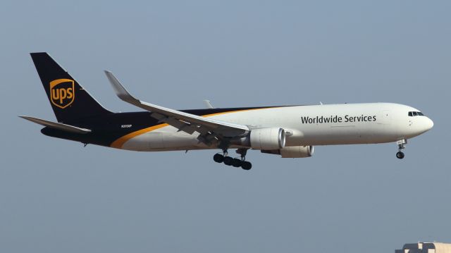 BOEING 757-300 (N395UP) - 27/11/2021:  cargo flight from Cologne (CGN) on final to runway 12.