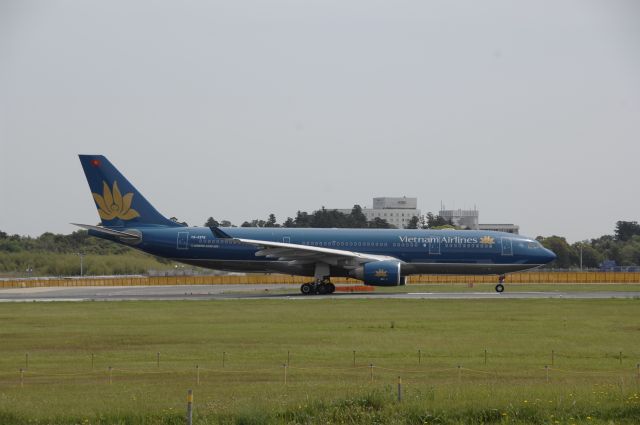 Airbus A330-200 (VN-A378) - Departure at Narita Intl Airport 16R on 2011/5/9