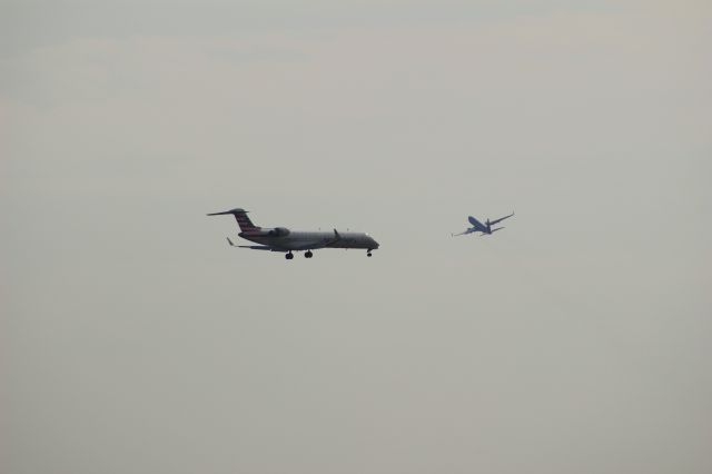 Canadair Regional Jet CRJ-700 (N527EA)