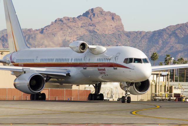 Boeing 757-200 (N757HW) - First flight with test engine installed (12/08)