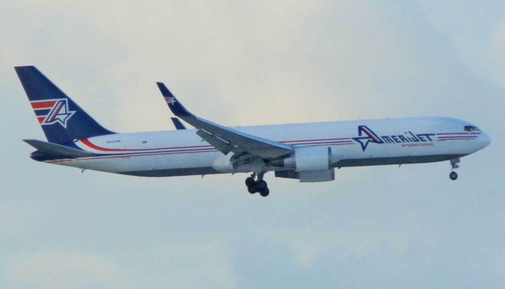 BOEING 767-300 (N347CM)