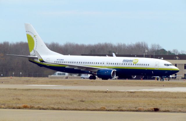 Boeing 737-800 (N732MA)