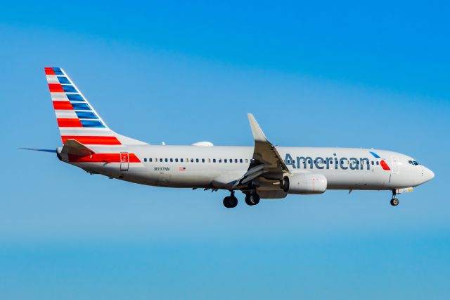 Boeing 737-800 (N937NN) - American Airlines 737-800 landing at DFW on 12/27/22. Taken with a Canon R7 and Tamron 70-200 G2 lens.