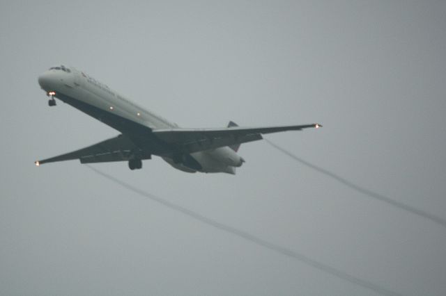 McDonnell Douglas MD-88 (N966DL) - Delta Flight 2298 (N966DL) on approach to Sarasota-Bradenton International Airport following a flight from Hartsfield-Jackson Atlanta International Airport