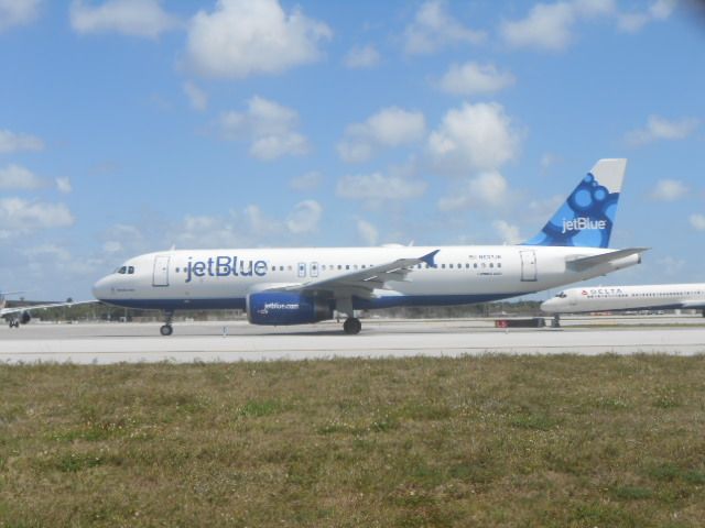 Airbus A320 (N563JB)