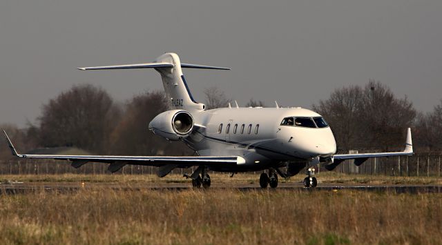 Bombardier Challenger 300 (G-LEAZ)