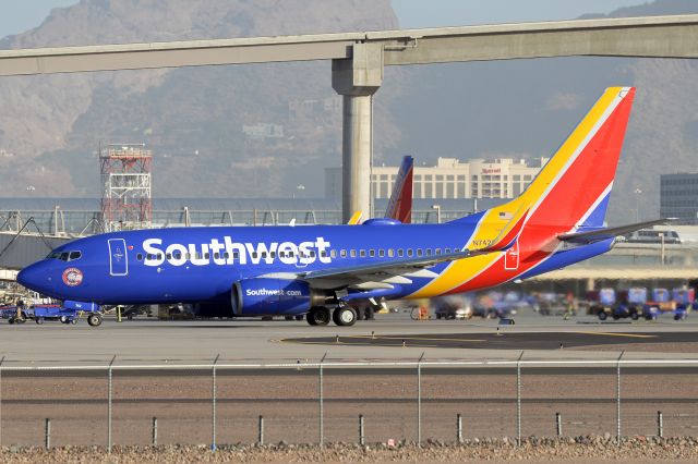 Boeing 737-700 (N742SW)