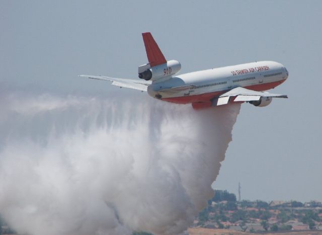 McDonnell Douglas DC-10 (N450AX) - Tanker 10 water drop