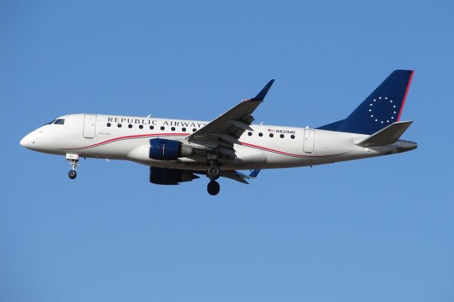 Embraer 170/175 (N821MD)