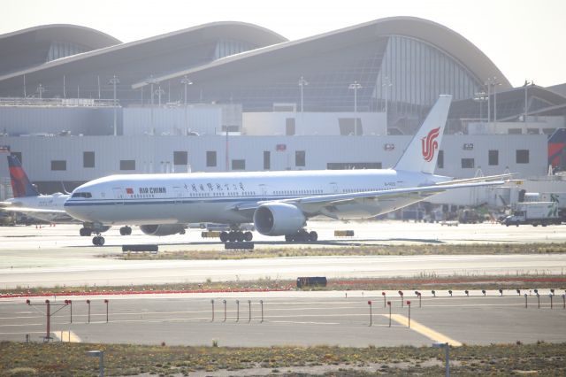 BOEING 777-300ER (B-1429)