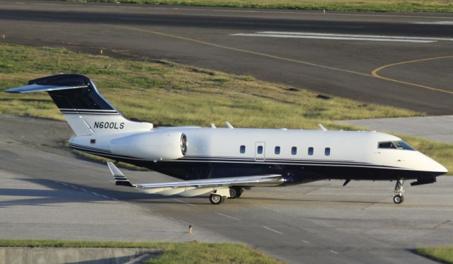 Bombardier Challenger 300 (N600LS)