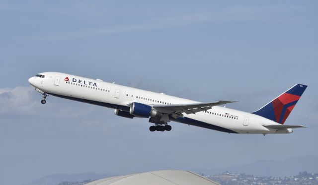 BOEING 767-400 (N825MH) - Departing LAX on 25R