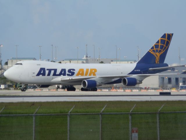 Boeing 747-400 (N477MC)