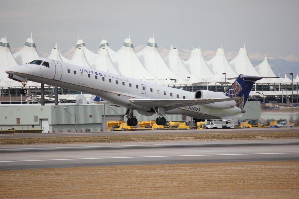 Embraer EMB-145XR (N14125) - Departing 17R