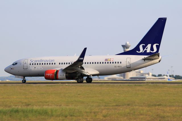 Boeing 737-700 (SE-REU)