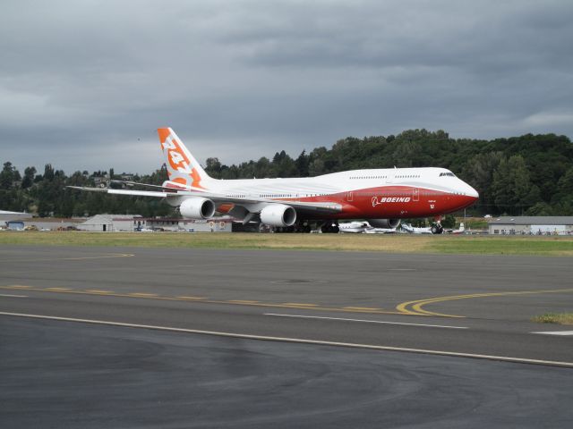 BOEING 747-8 (N6067E) - Taxiing after landing