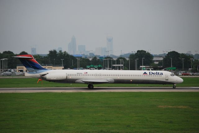 McDonnell Douglas MD-88 (N910DL) - Rolling down runway 18C - 6/17/09