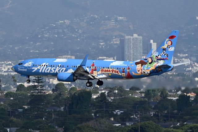 Boeing 737-800 (N537AS)