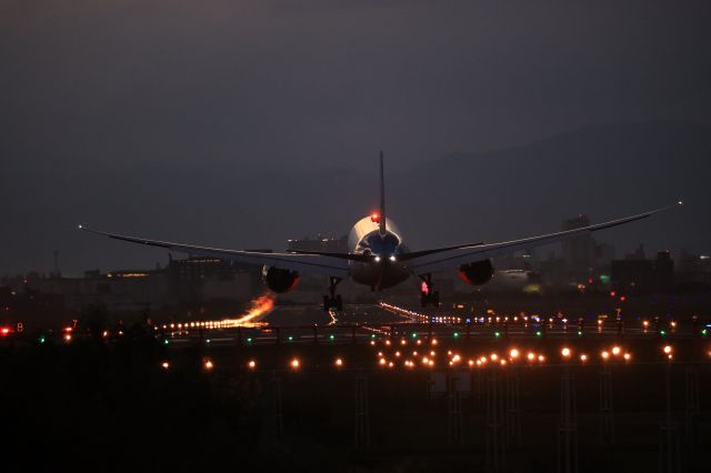 Boeing 787-8 (JA821A) - August 20,2022:HND-HKD.