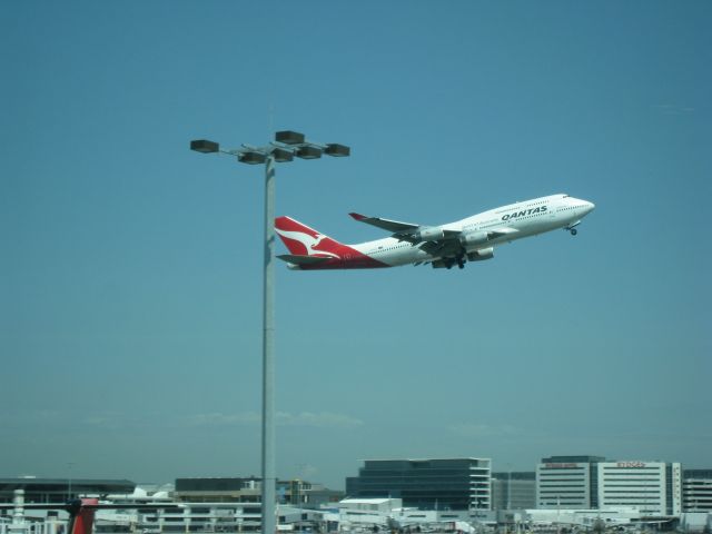 Boeing 747-400 (VH-OJS) - Qantas 747 taking off