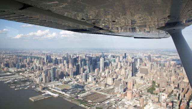 Cessna Skyhawk (N612DF) - Manhattan flight.