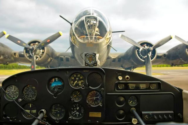 Cessna Skyhawk (N9880T) - The Memphis Belle seen through the Cockpit