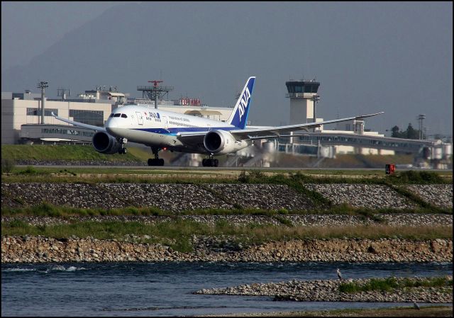 Boeing 787-8 (JA825A) - 三つの偶然　①”TOYAMA”が機体中央で②機体下面の赤ライトが写り③機体はVR状態。