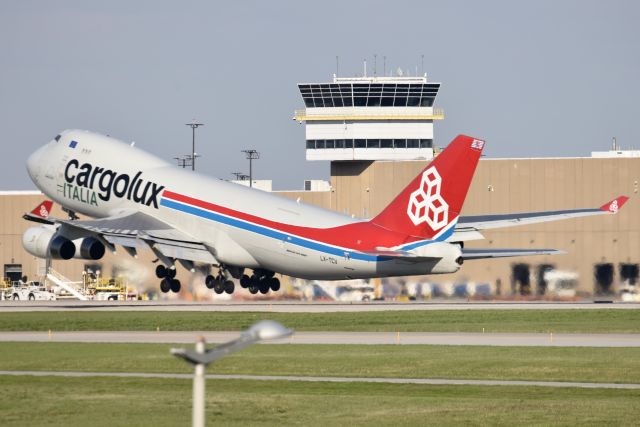 Boeing 747-400 (LX-TCV) - Rare 5-R departure for CLX