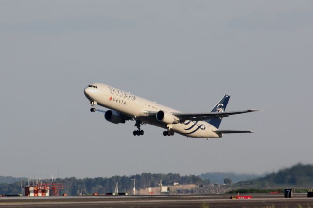 BOEING 767-400 (N844MH)