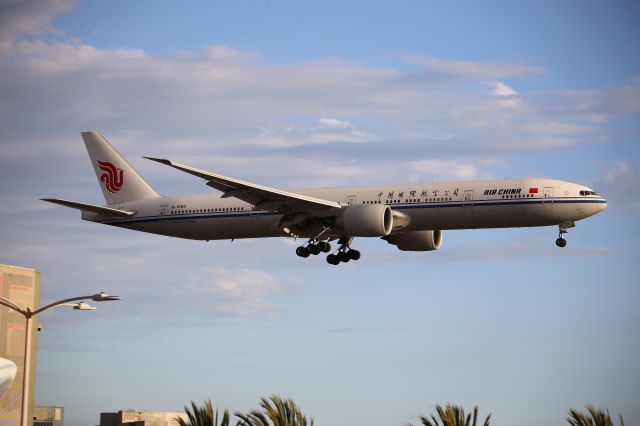 BOEING 777-300ER (B-1266)