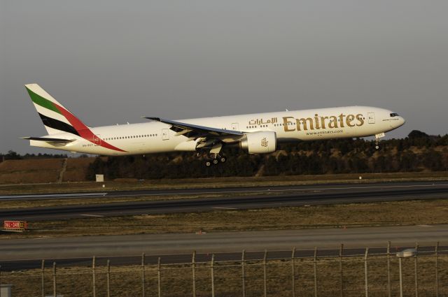 BOEING 777-300 (A6-ECT) - Final Approach to NRT Airport R/W16L on 2012/04/08