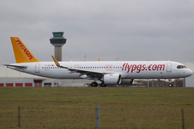 Airbus A321neo (TC-RDA) - A Pegasus A321neo taking off at London Stansted Airport, on runway 22.br /br /Location: London Stansted Airport.br /Date: 21.12.22 (dd/mm/yy).