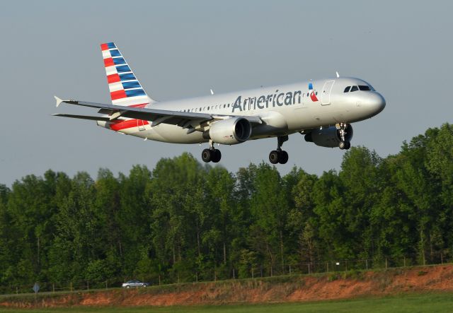 Airbus A320 (N105UW)