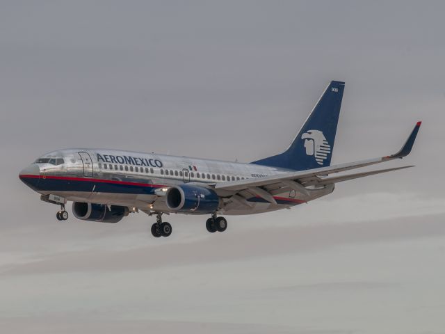 Boeing 737-700 (N906AM) - 2/08/2014