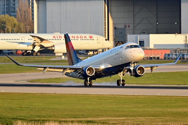 Embraer 175 (N289SY)