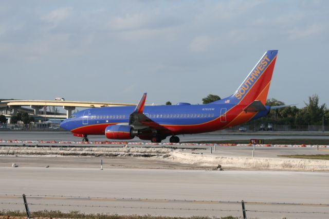 Boeing 737-700 (N763SW)