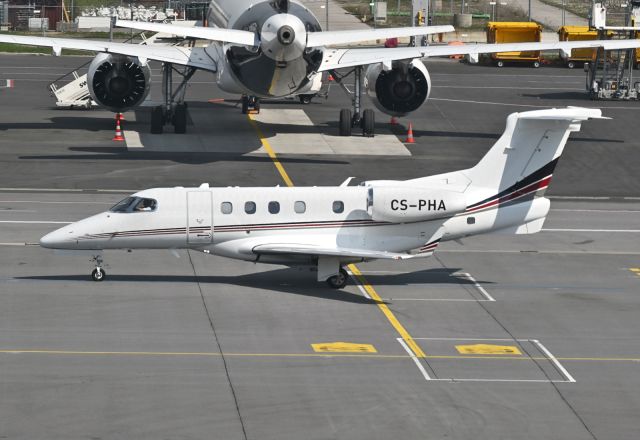 Embraer Phenom 300 (CS-PHA)