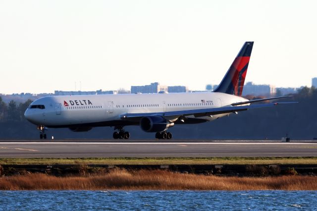 BOEING 767-400 (N827MH)