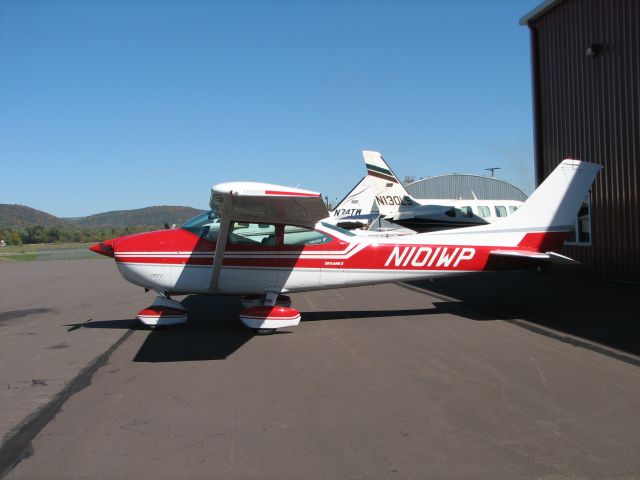 Cessna Skylane (N101WP) - Nice Day!  This guy was parked in a very convenient place for pancakes.  Up from York I believe.