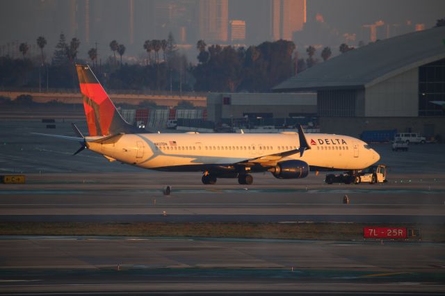 Boeing 737-900 (N837DN)