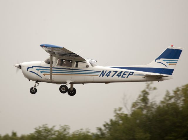 Cessna Skyhawk (N474EP) - Take off runway 26.