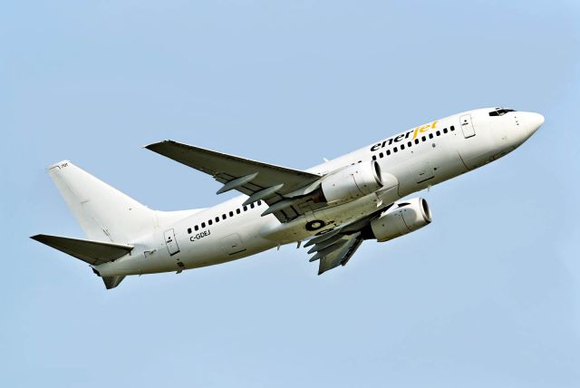 Boeing 737-700 (C-GDEJ)