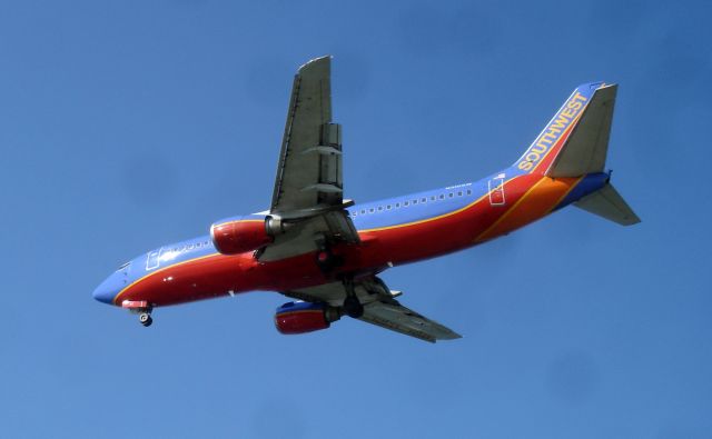 Boeing 737-500 (N510SW) - Southwest N510SW (likely) coming into Dallas Love Field on June 24th, 2009. Viewed from Bachman Lake Park. A scenic place to view traffic going into Love Field located across from runway 13R.