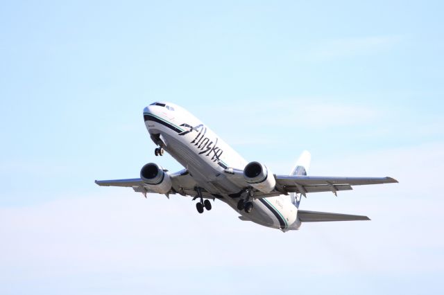 BOEING 737-400 (N764AS) - Alaska Airlines 737-400 Combi Departing runway 36