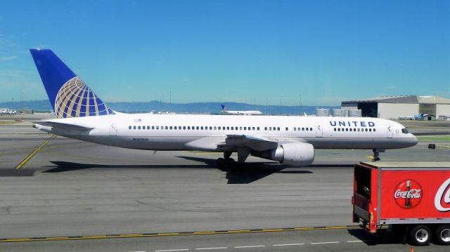 Boeing 757-200 (N503UA) - Photo date: August 16, 2013