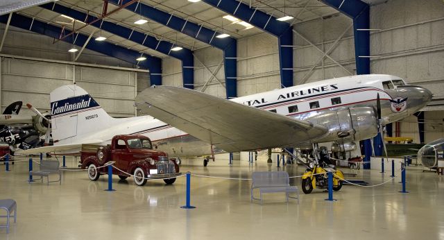 Douglas DC-3 (N25673) - N25673  DC-3  COA  KGLS  20110420