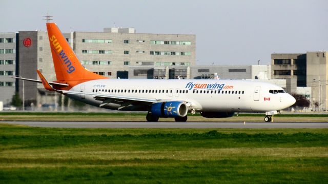 Boeing 737-800 (C-FLSW)